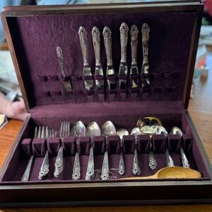 Vintage 1951 Silverplate Prestige Plate Distinction Pattern Oneida 46-piece Set